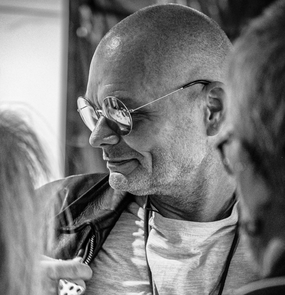 Charly Mix mit spiegelnder Brille, fotografiert von Kai Pawlowski
